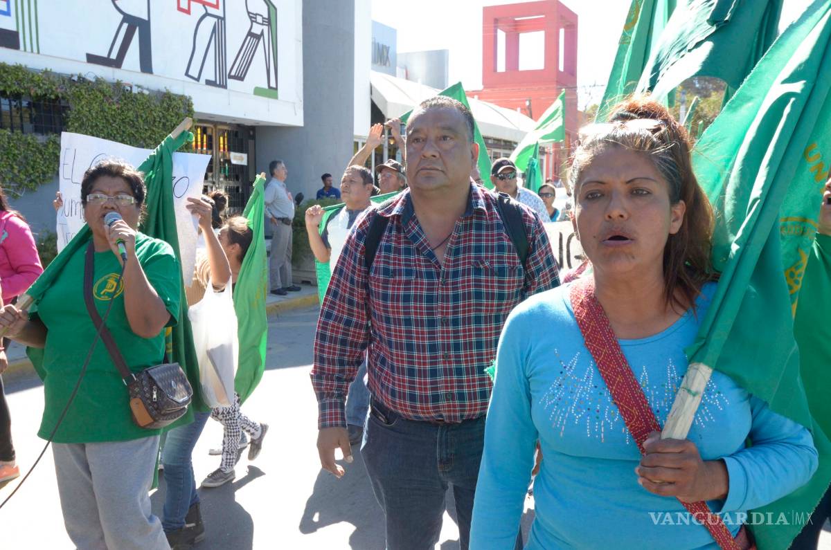 $!Se manifiestan contra gasolinazo en Saltillo