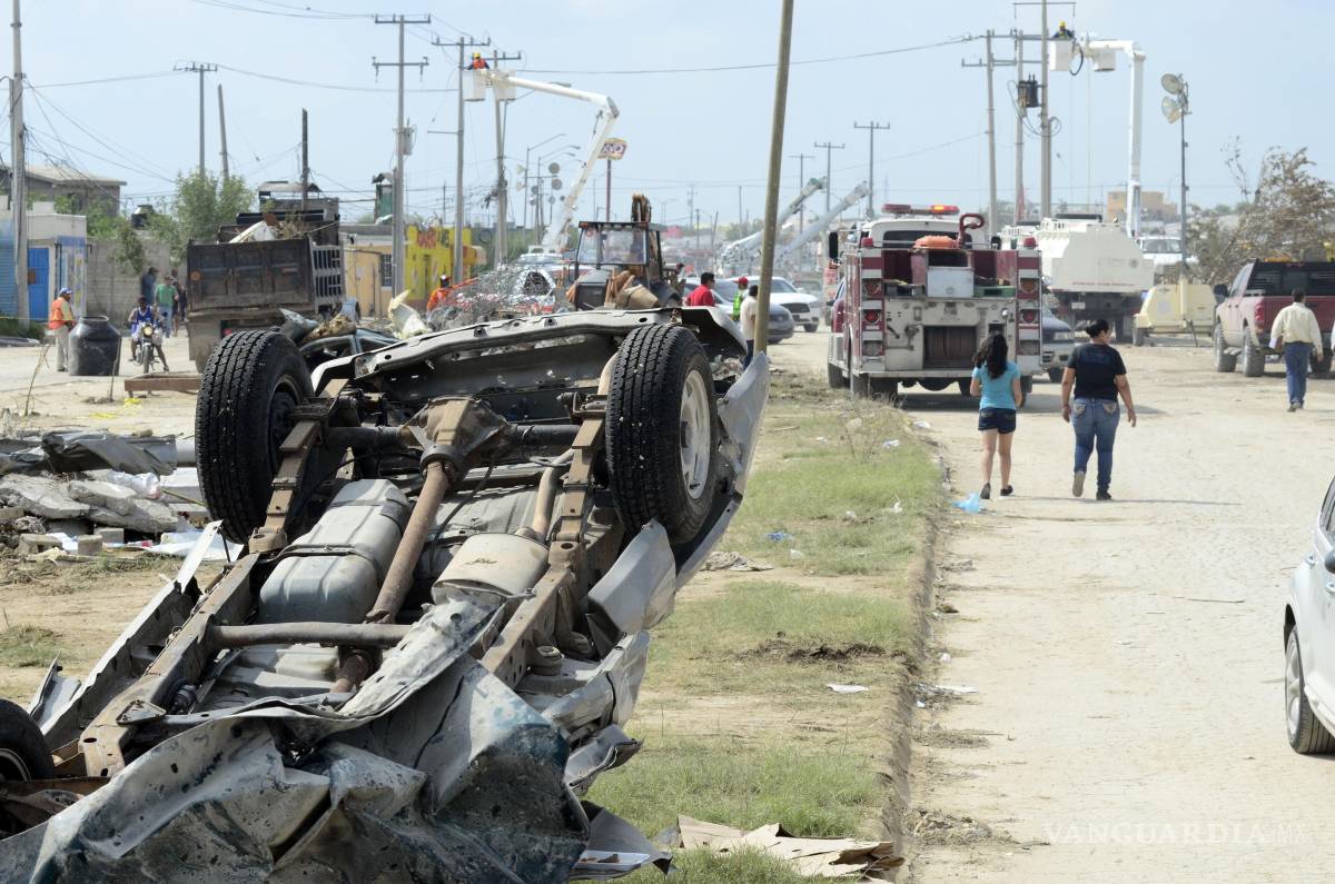 $!A su paso el tornado dejó ruinas y después de abandonar la zona habitacional, el tornado comenzó a debilitarse hasta disiparse completamente.