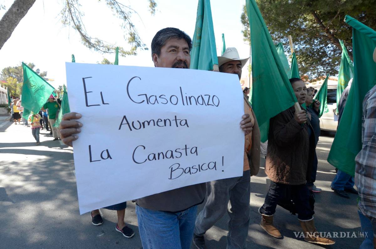 $!Se manifiestan contra gasolinazo en Saltillo