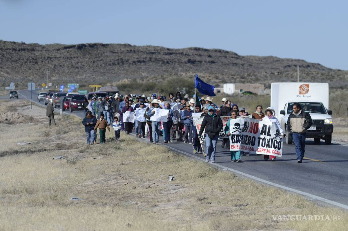 $!Inician campesinos de General Cepeda caravana contra desechos tóxicos