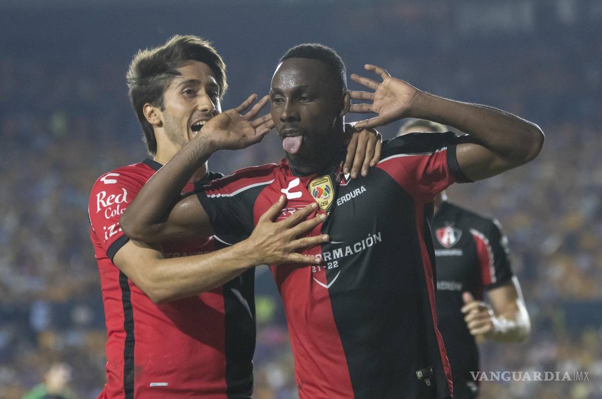 $!Julian Quiñones de Atlas de Guadalajara festeja con su compañero Javier Abella (i) una anotación al Tigres de UANL.