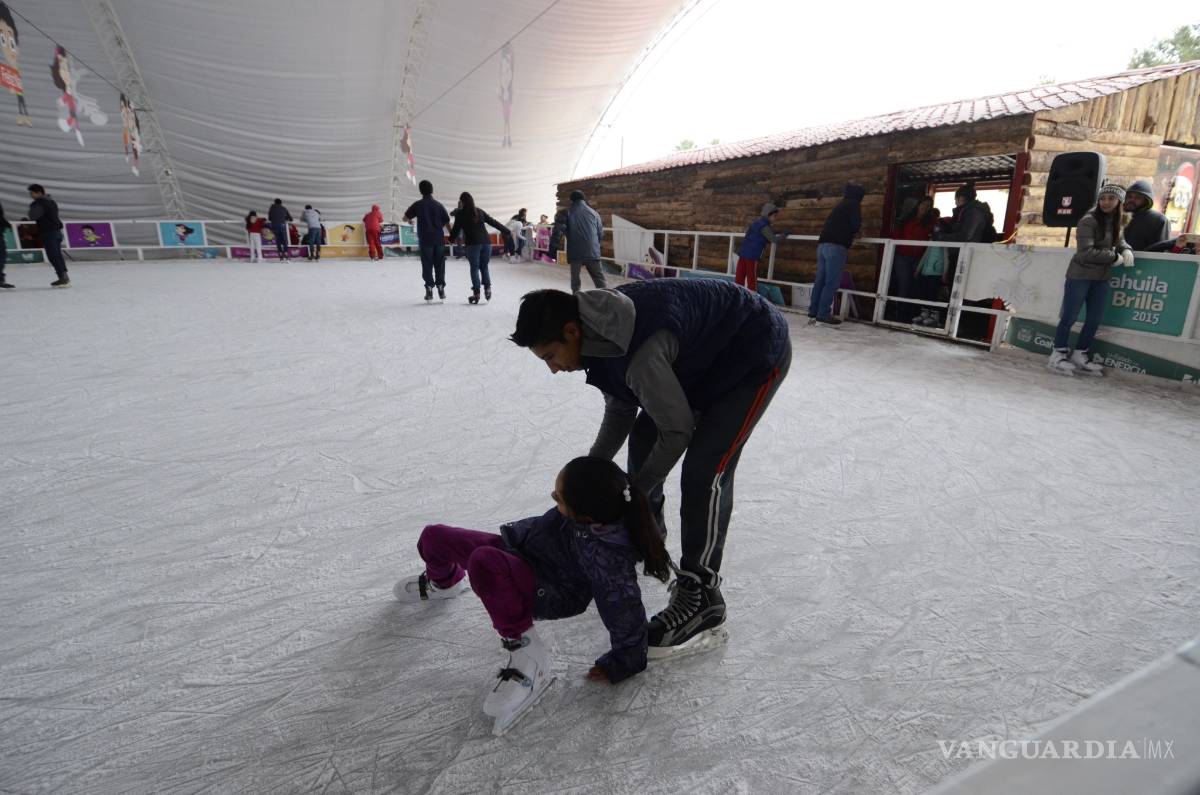 $!Cierran saltillenses el año deslizándose en el hielo