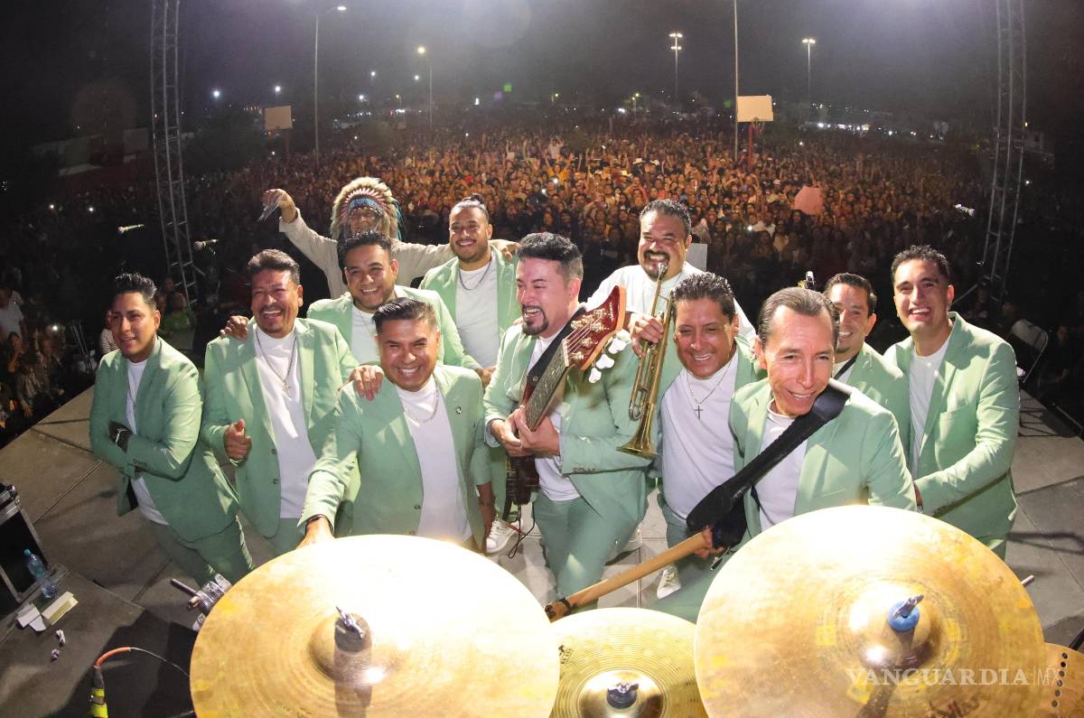$!Más de 14 mil personas bailaron con Tropicalísimo Apache, en la plaza de la colonia Saltillo 2000.