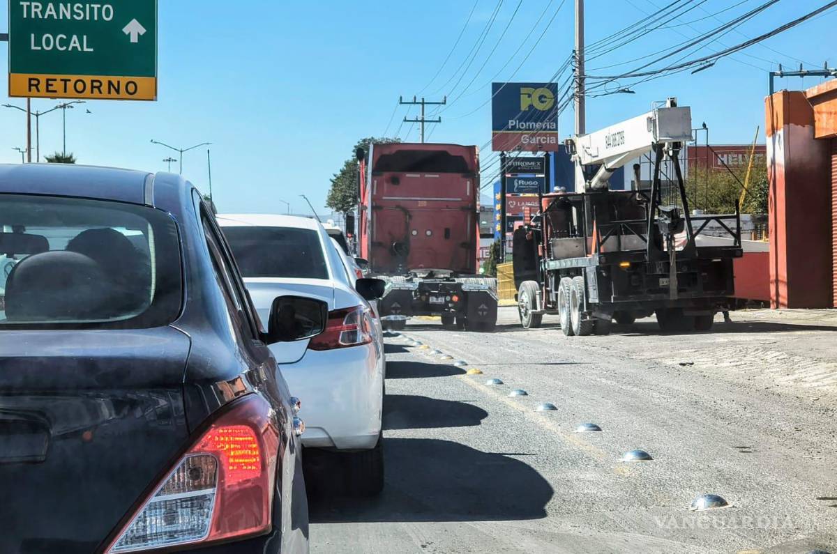 $!Vehículos de carga y camionetas invaden de manera constante la ciclovía en el sector oriente de Saltillo, especialmente en el tramo cercano al distribuidor vial El Sarape.