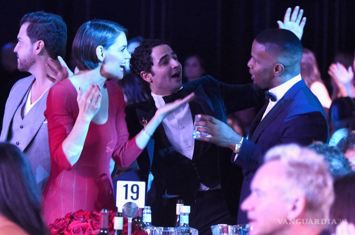 $!Jamie Foxx y Katie Holmes muestran su amor en los Grammy