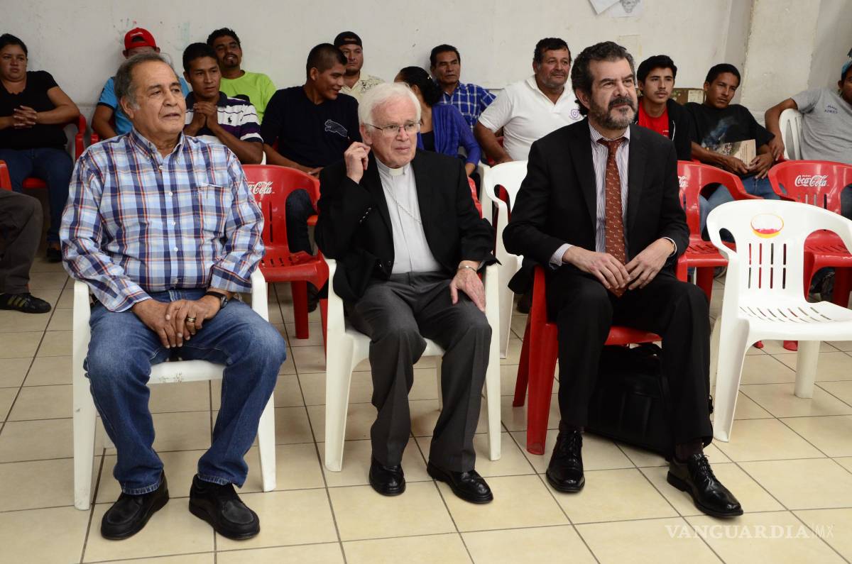 $!El relator de la CIDH, Felipe Gonzalez, visitó la casa del migrante en compañía del obispo Raúl Vera y el padre Pedro Pantoja