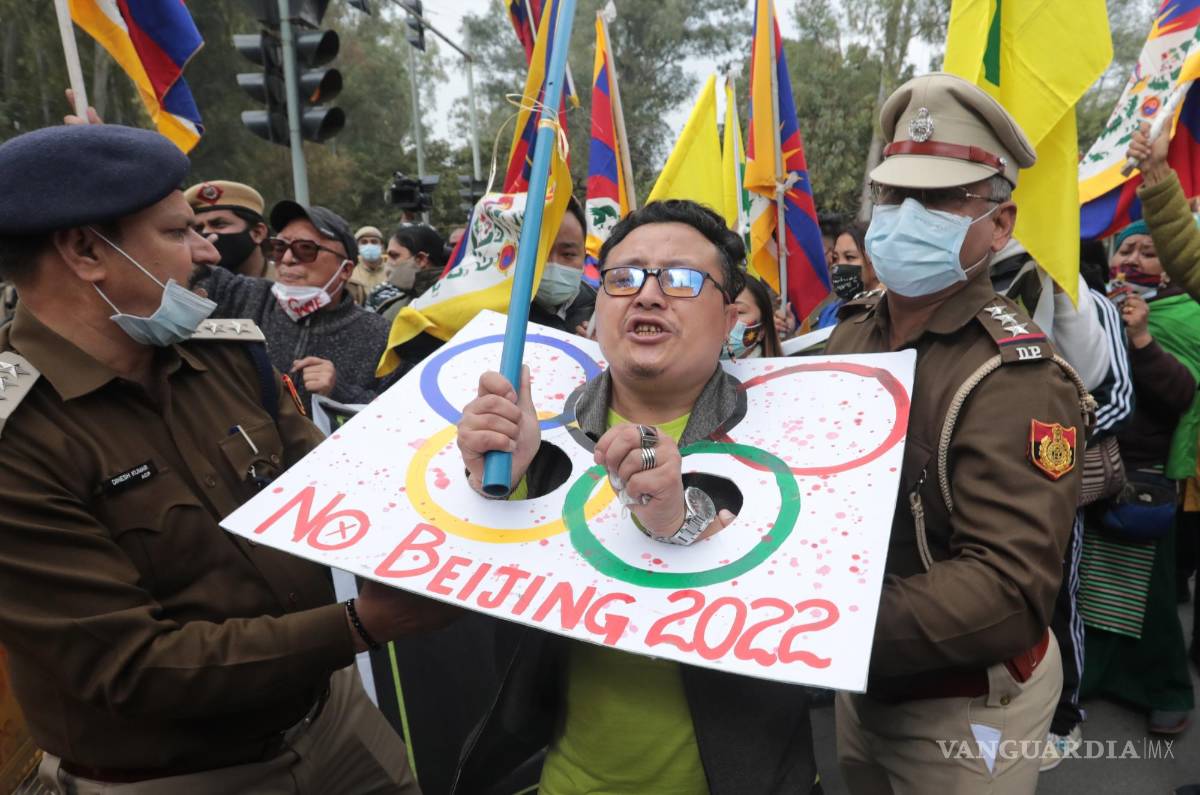 $!-FOTODELDIA- Nueva Delhi (India), 04/02/2022.- Unos agentes de la Policía india detiene a un tibetano exiliado en India que participaba en una marcha de protesta contra los Juegos Olímpicos de Invierno de Beijing 2022, en Nueva Delhi, India, el 4 de febrero de 2022. India anunció un boicot diplomático a los Juegos Olímpicos de Invierno de Pekín por ser portador de la antorcha olímpica un soldado chino que participó en el enfrentamiento del valle de Galwan en 2020. EFE/RAJAT GUPTA