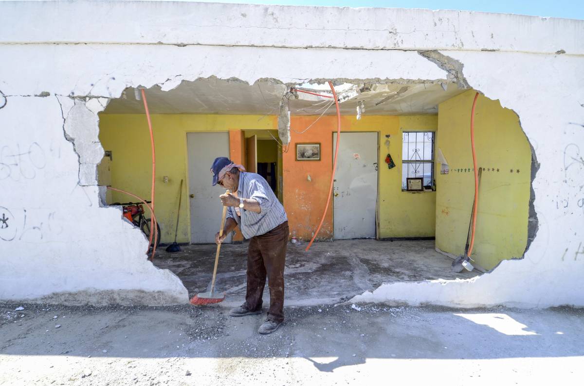 $!El tornado fue de tal magnitud que provocó boquetes enormes en las casas de Acuña.