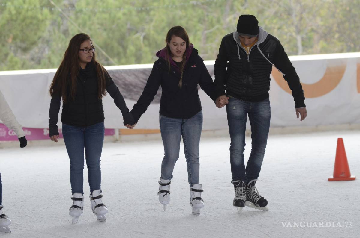 $!Cierran saltillenses el año deslizándose en el hielo
