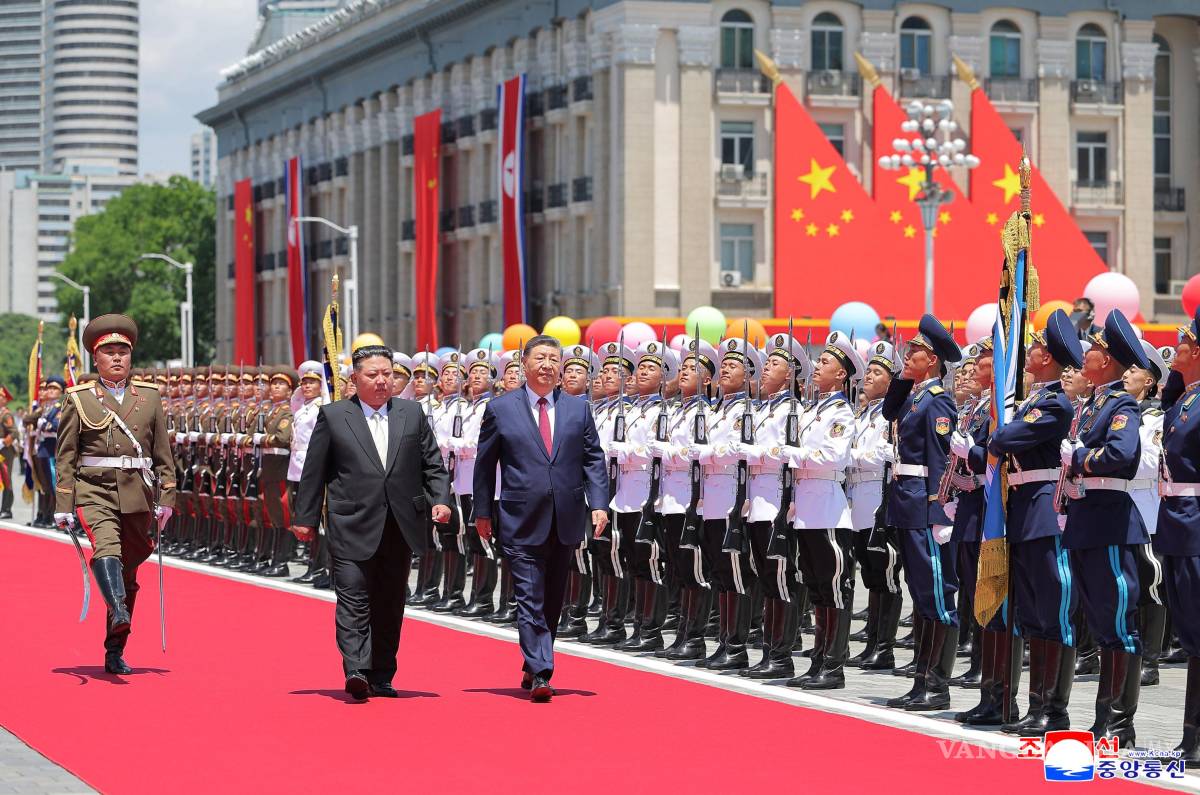 $!La guardia de honor del Ejército Popular de Corea durante una ceremonia de bienvenida, el lunes 8 de junio de 2026, en Pyongyang.