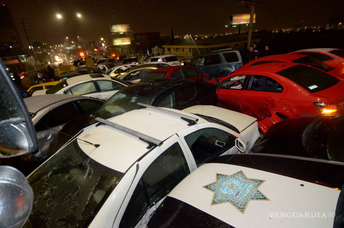 $!Colisionan más de 40 vehículos en mega carambola del Periférico de Saltillo (fotogalería)