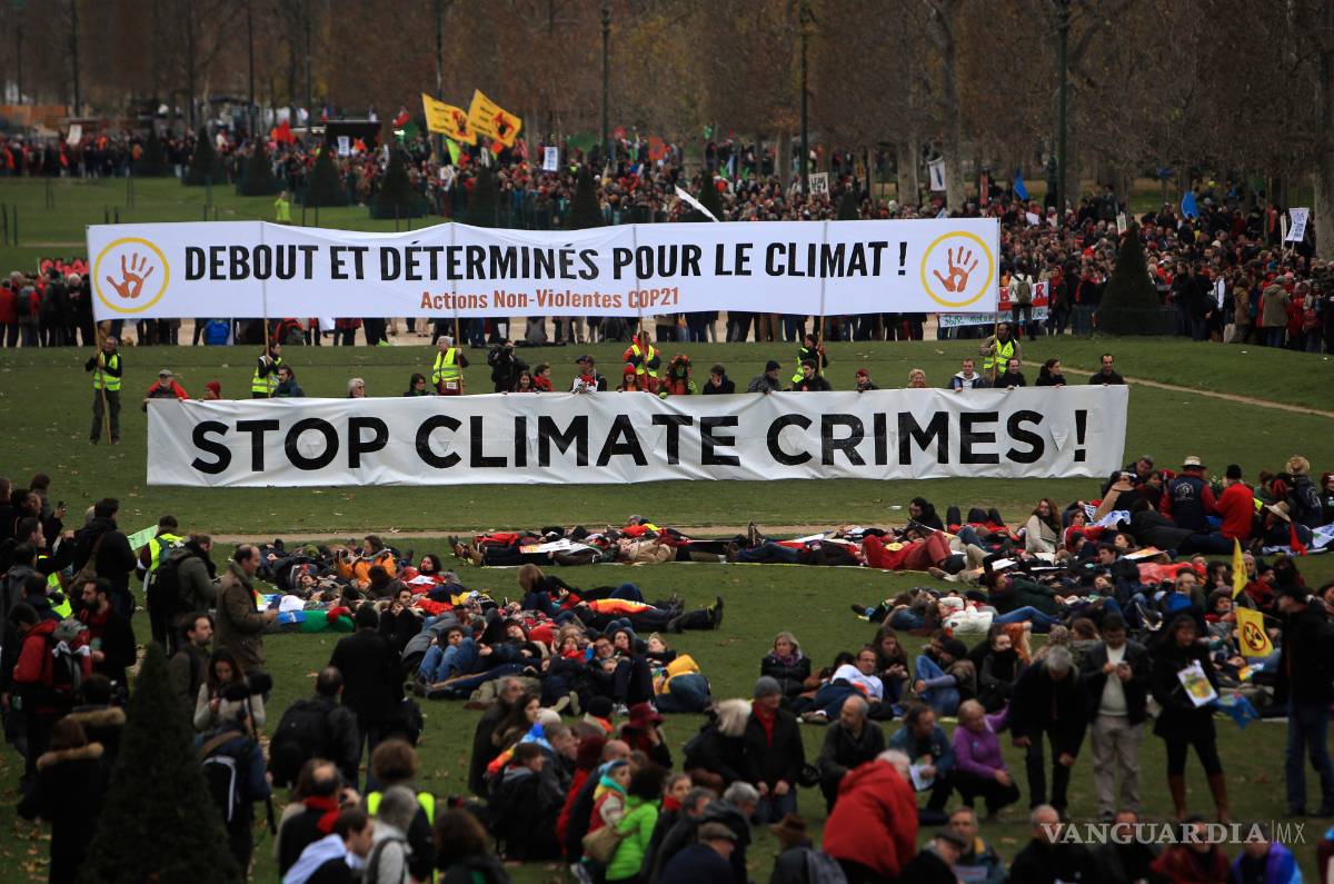 $!ONG muestran en la calle de París su desacuerdo con el acuerdo de la COP21