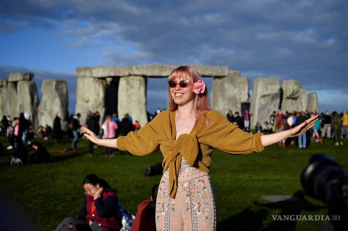 $!En Stonehenge se congrega miles de personas para recibir el solsticio de verano