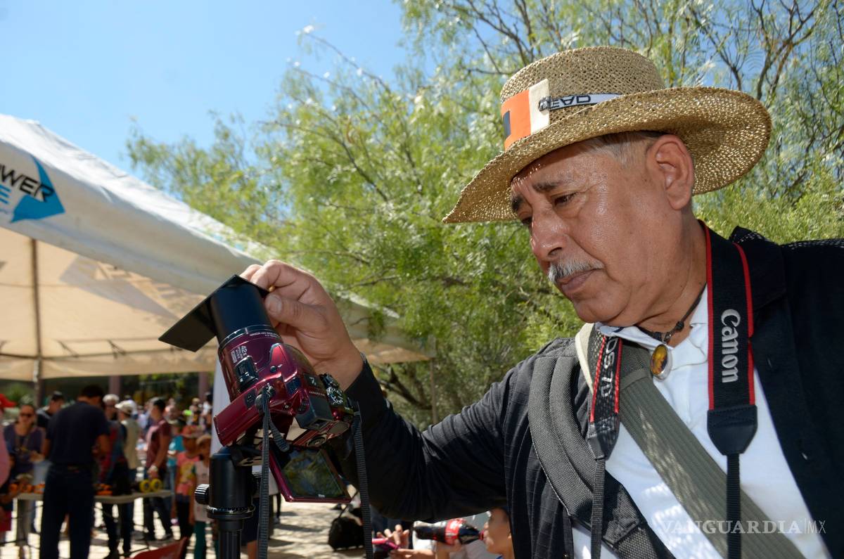 $!¡Hacen su agosto! Estudiantes venden y rentan protectores para ver el eclipse en la UAdeC