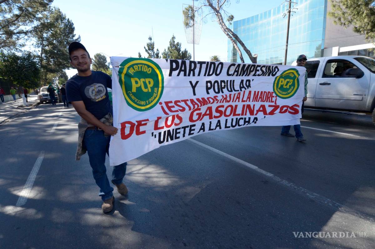 $!Se manifiestan contra gasolinazo en Saltillo