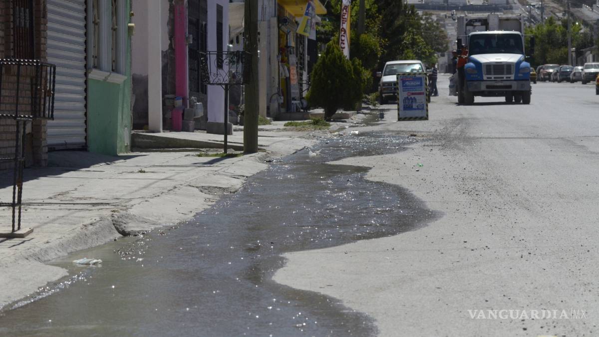 Con fétidos olores contamina fuga de aguas negras a colonia de Saltillo