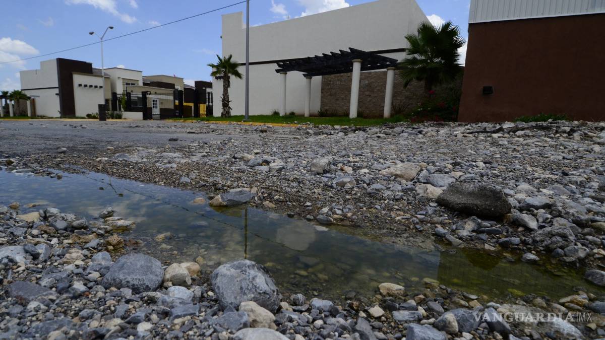 Agua estancada, convertida en foco de infección en calle de popular colonia de Saltillo