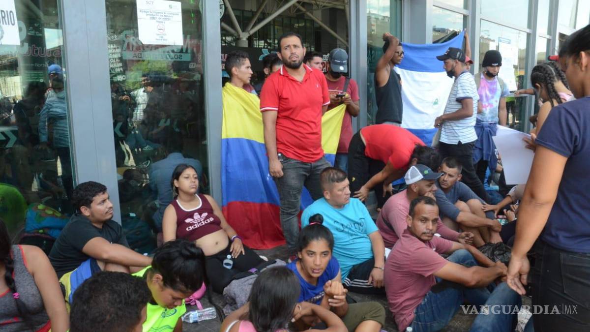 Migrantes varados en Nuevo León se cosen los labios en protesta