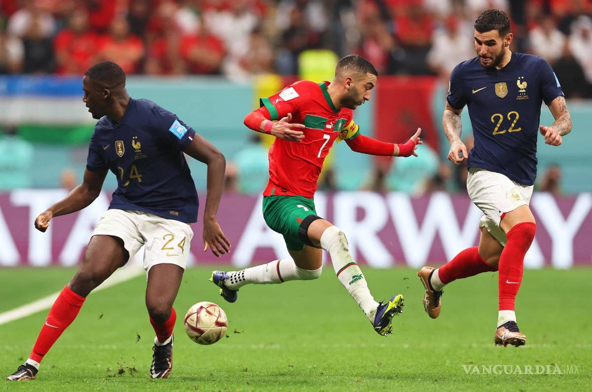 $!Hakim Ziyech (C) de Marruecos disputa el esférico ante dos franceses.