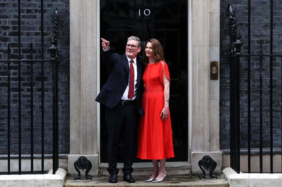 $!El nuevo Primer Ministro británico, Keir Starmer (i) y su esposa Victoria Starmer, posan en las escaleras del número 10 de Downing Street en Londres, Gran Bretaña.