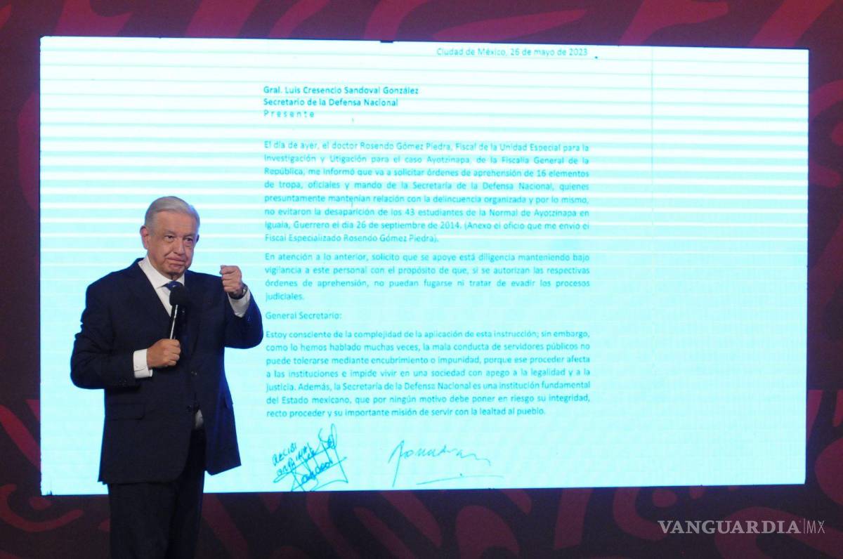 $!Andrés Manuel López Obrador mostró una de las cartas que le envío al titular de la Sedena, Luis Cresencio Sandoval, donde le instruye aplicar la ley a los elementos involucrados en la desaparición de los normalistas.