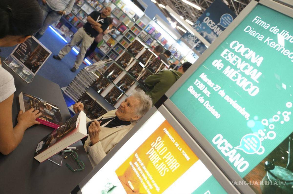 $!Diana Kennedy durante una firma de libros en Guadalajara, Jalisco.
