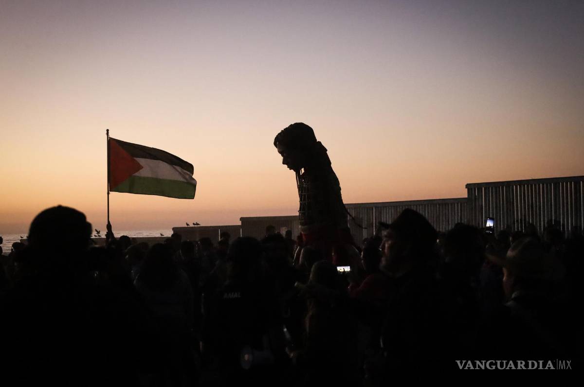 $!La marioneta Amal a su llegada en el muro fronterizo en Playas de Tijuana (México).