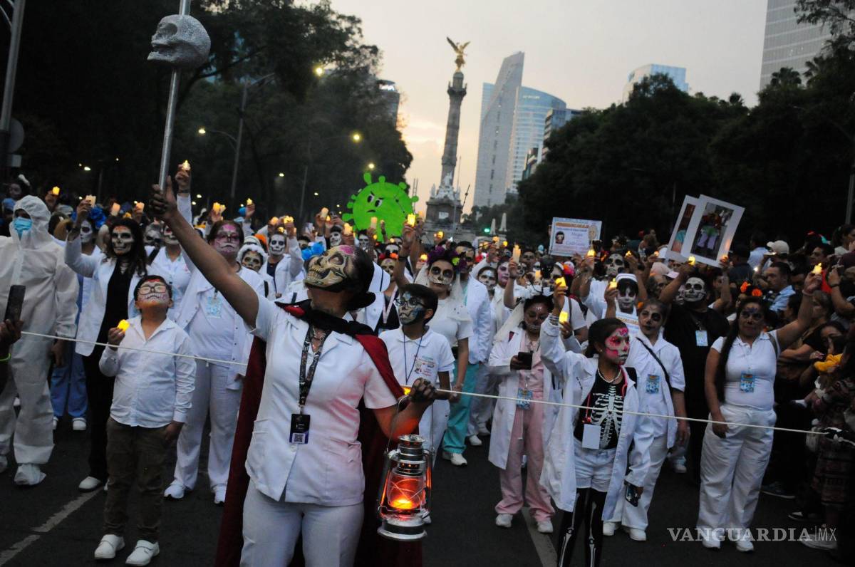 $!Miles de personas participaron en la Mega Procesión de Catrinas 2022 la cual partió del Ángel de la Independencia rumbo al Zócalo.