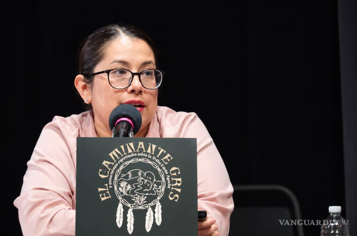 $!La artista coahuilense explicó el proceso de creación de los grabados que acompañan los relatos de la comunidad Lipán Apache.