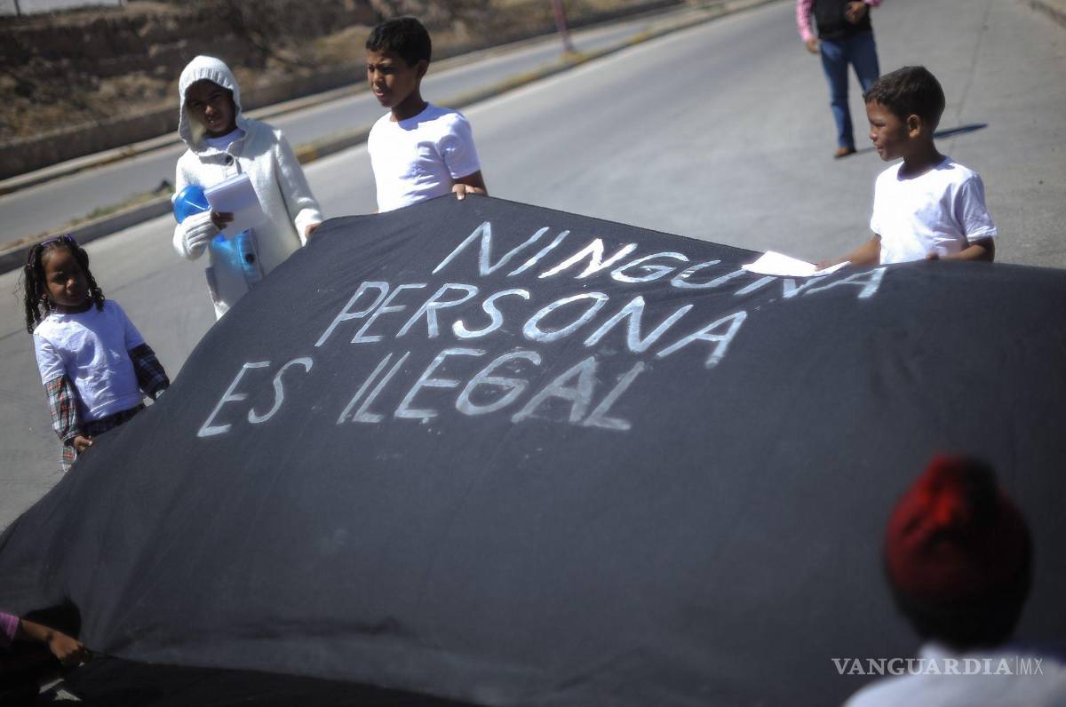 $!Migrantes realizaron una pancarta con la leyenda “Ninguna persona es ilegal”.