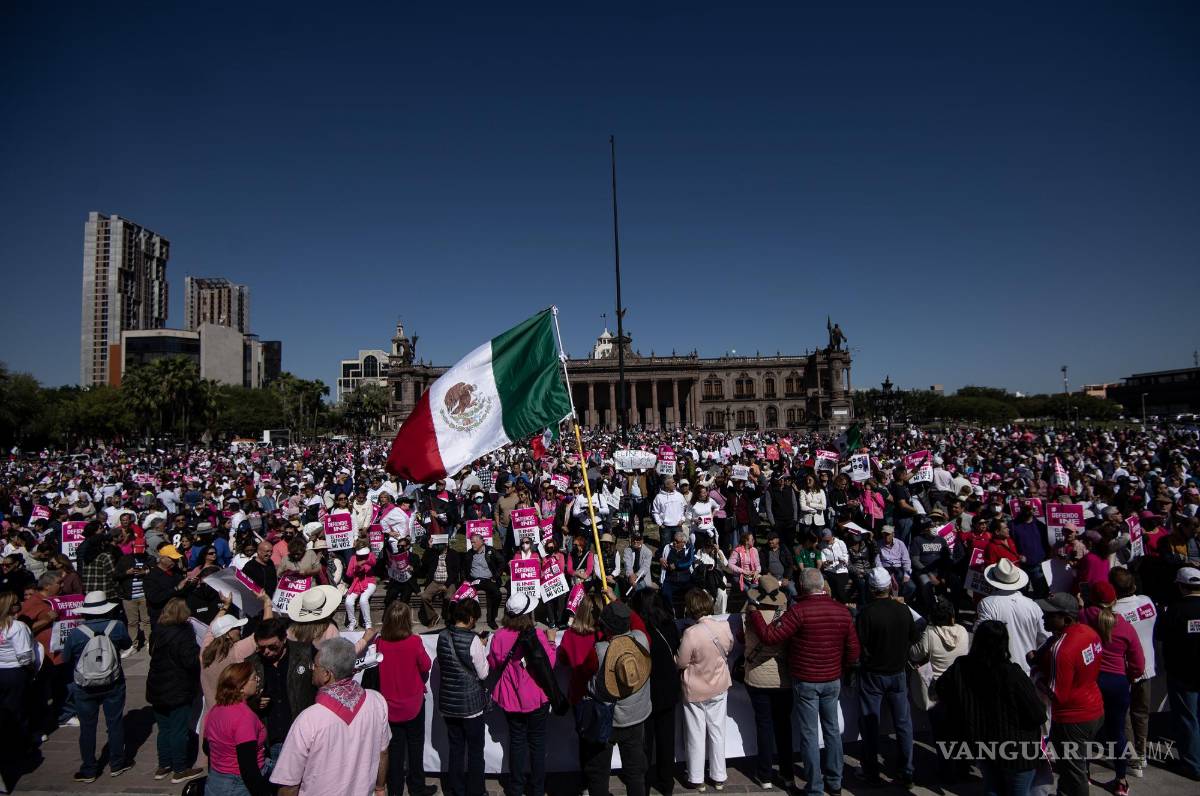 $!Decenas de personas marchan en defensa defensa del INE y contra la polémica reforma electoral que impulsa Andrés Manuel López Obrador en Monterrey.