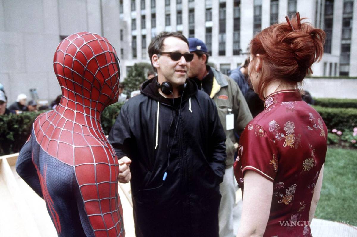 $!Sam Raimi con Tobey Maguire y Kirsten Durnst durante el rodaje de “Spider-Man”.