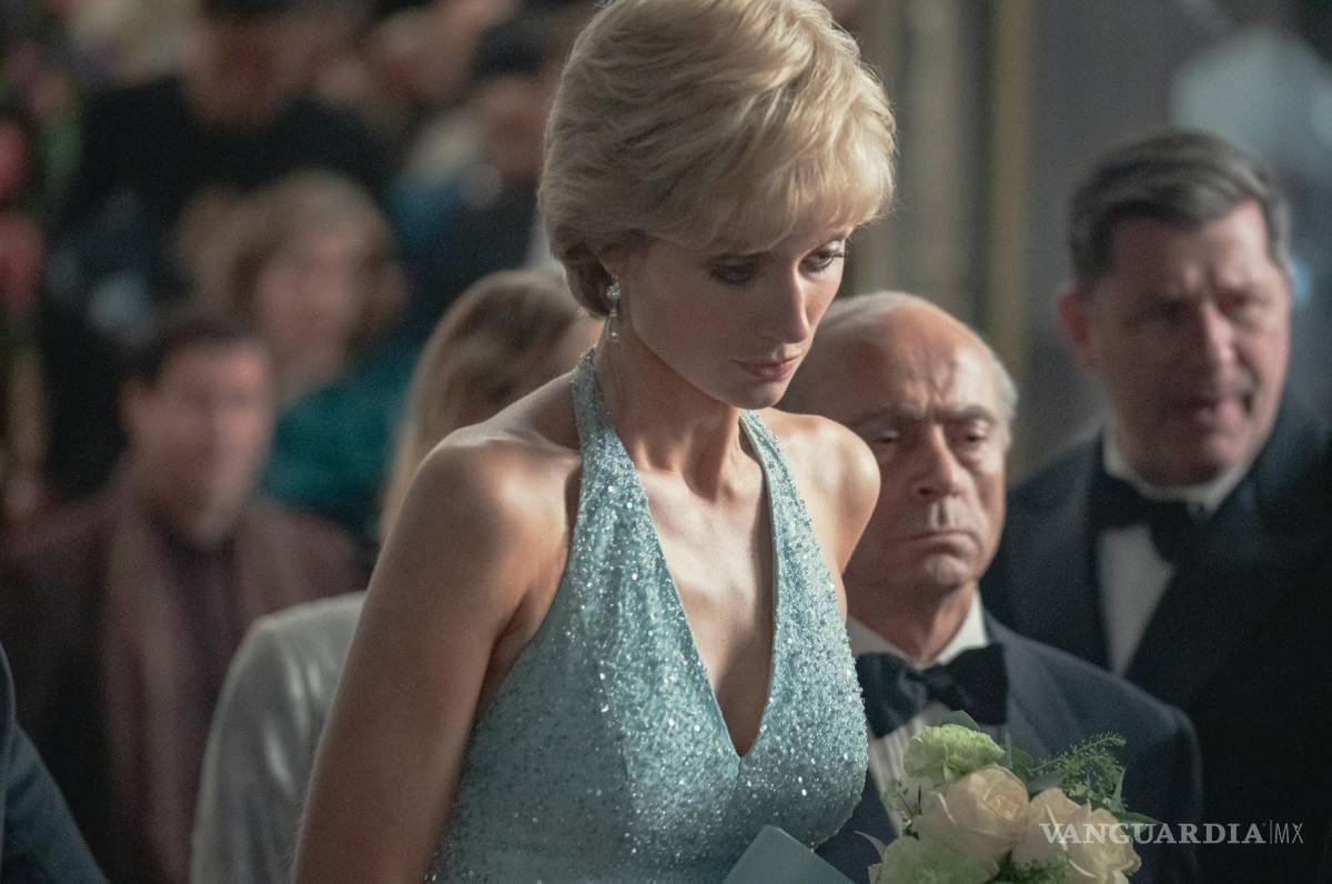 $!En esta imagen proporcionada por Netflix, Elizabeth Debicki como Diana, princesa de Galess en una escena de The Crown.