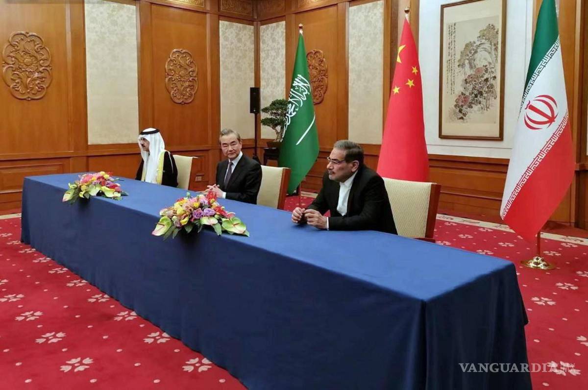 $!Ali Shamkhani secretario iraní del C SSN, Wang Yi, director de la Oficina de la CCAE de China y Musaid Al Aiban, asesor de Seguridad Nacional Saudita.