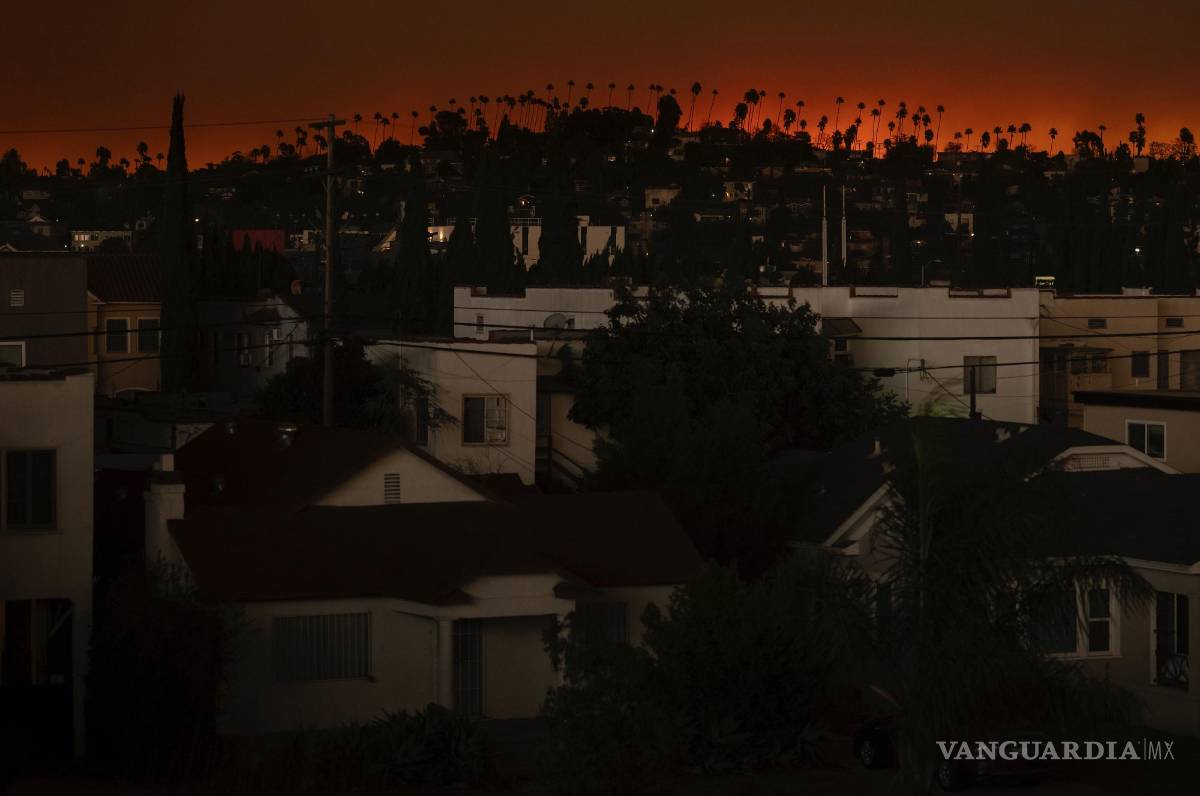 $!El humo de los incendios forestales se cierne en el cielo el miércoles 8 de enero de 2025, en Los Ángeles.