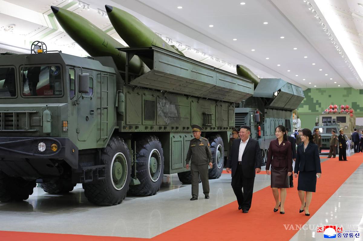 $!Kim Jong Un, su esposa y su hija recorren el nuevo museo de defensa, Museo de la Revolución de la Defensa Nacional, en una ubicación no revelada.