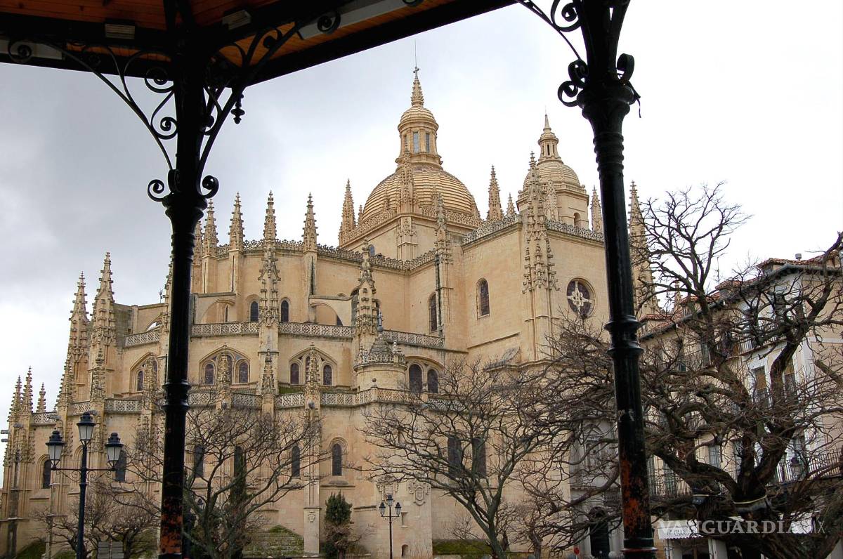 $!Llamada la Dama de las Catedrales, la Catedral de Segovia de estilo gótico tardío, fue construida ya en el siglo XVI entre 1525 y 1577, para sustituir el templo románico semidestruido en las guerras de las comunidades.