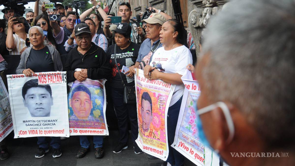 Buscan a sus hijos, padres de 43 normalistas de Ayotzinapa ingresan al 27 Batallón del Ejército en Iguala