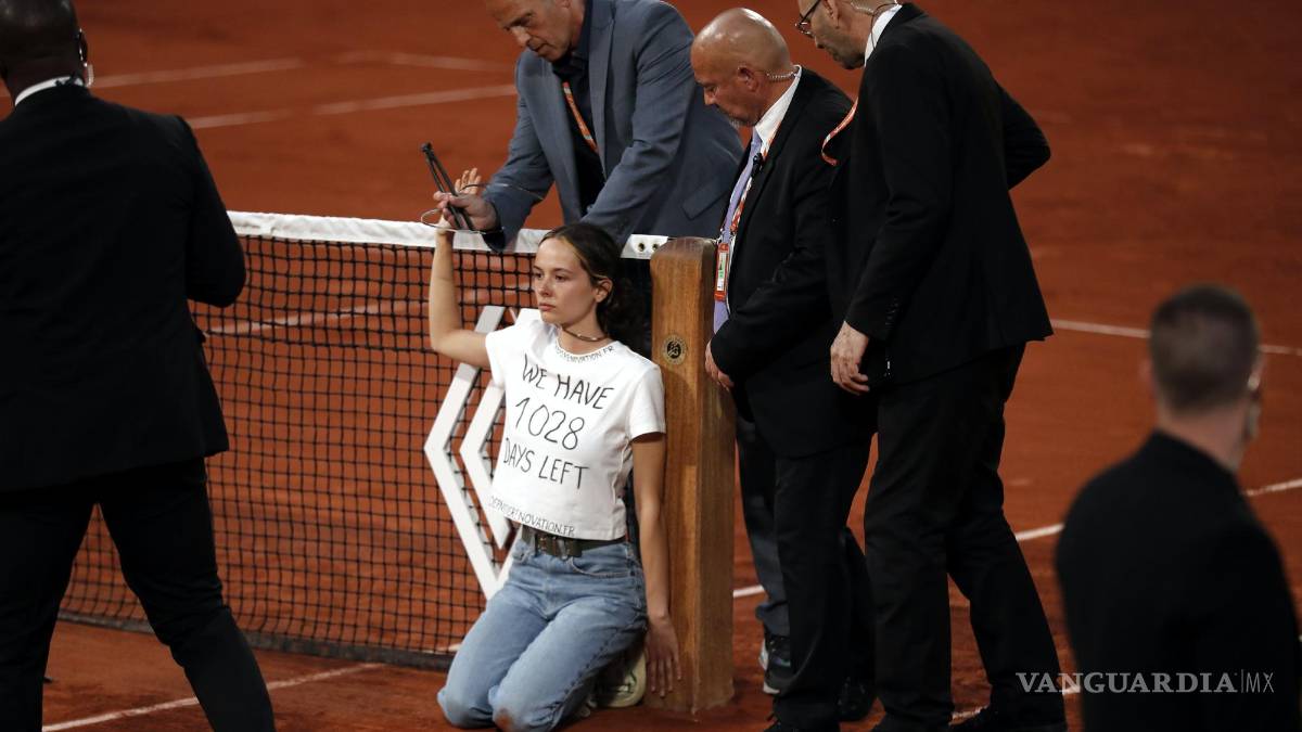 Una activista se encadena a la red e interrumpe la semifinal entre Casper Ruud y Marin Cilic en Roland Garros