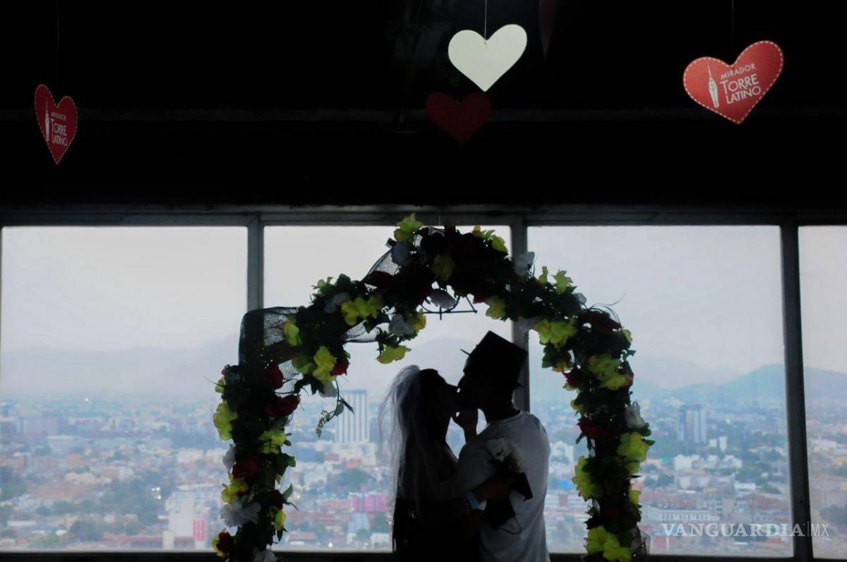 $!Parejas capitalinas asistieron a la Torre Latinoamericana, ubicada en el centro de la ciudad, para realizar su boda en el mirador de este edificio.