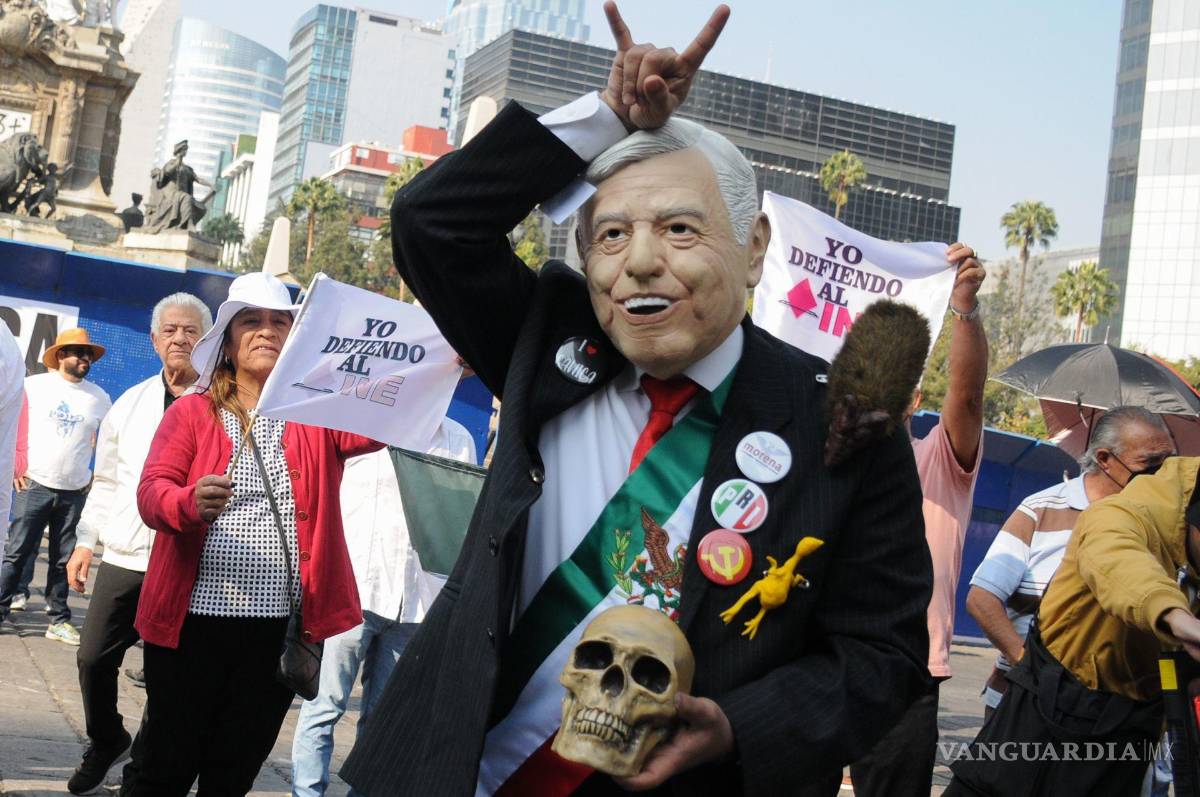 $!Miles de personas marcharon del Ángel de la Independencia rumbo al Monumento a la Revolución para manifestarse en contra de la Reforma Electoral.