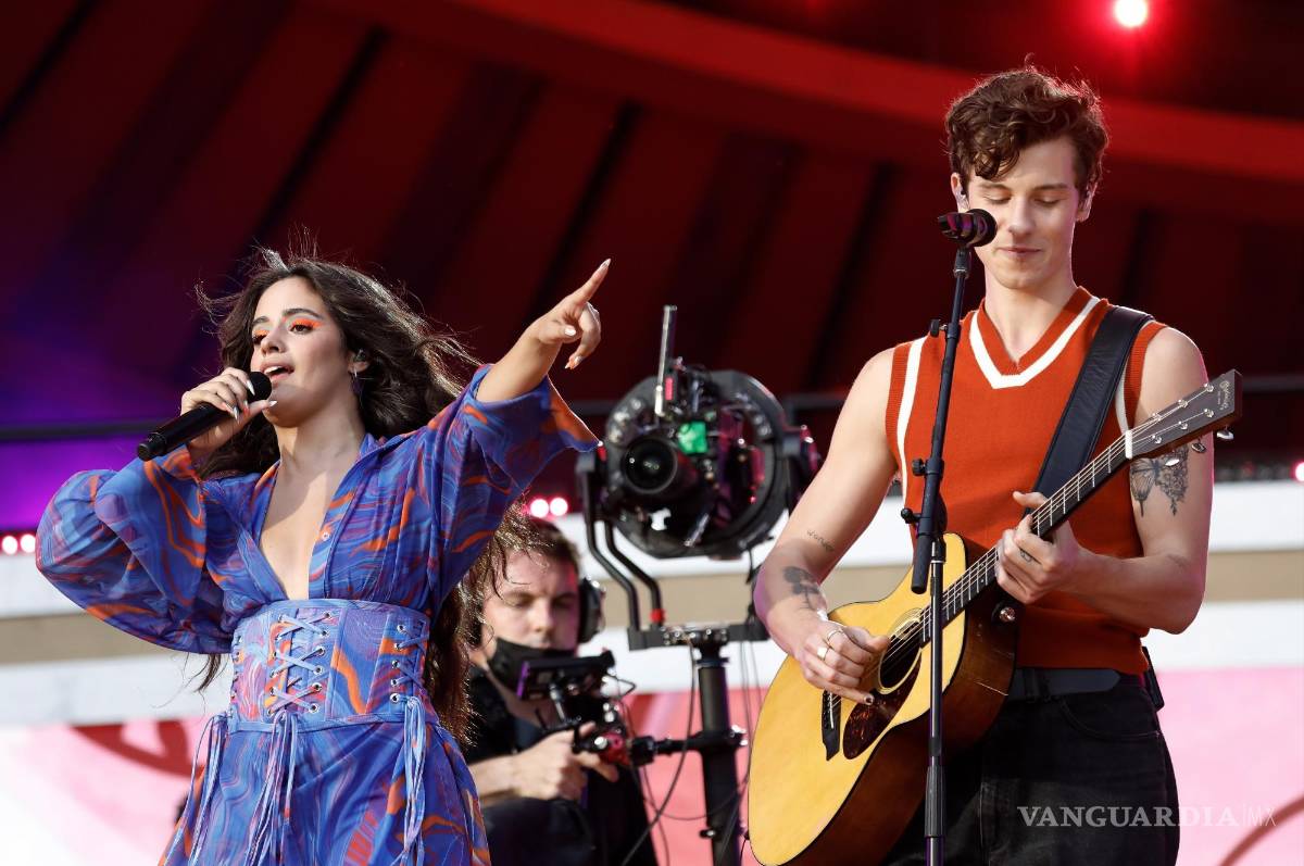 $!Camila Cabello y Shawn Mendes se unieron también para interpretar un par de temas en su presentación en Nueva York.