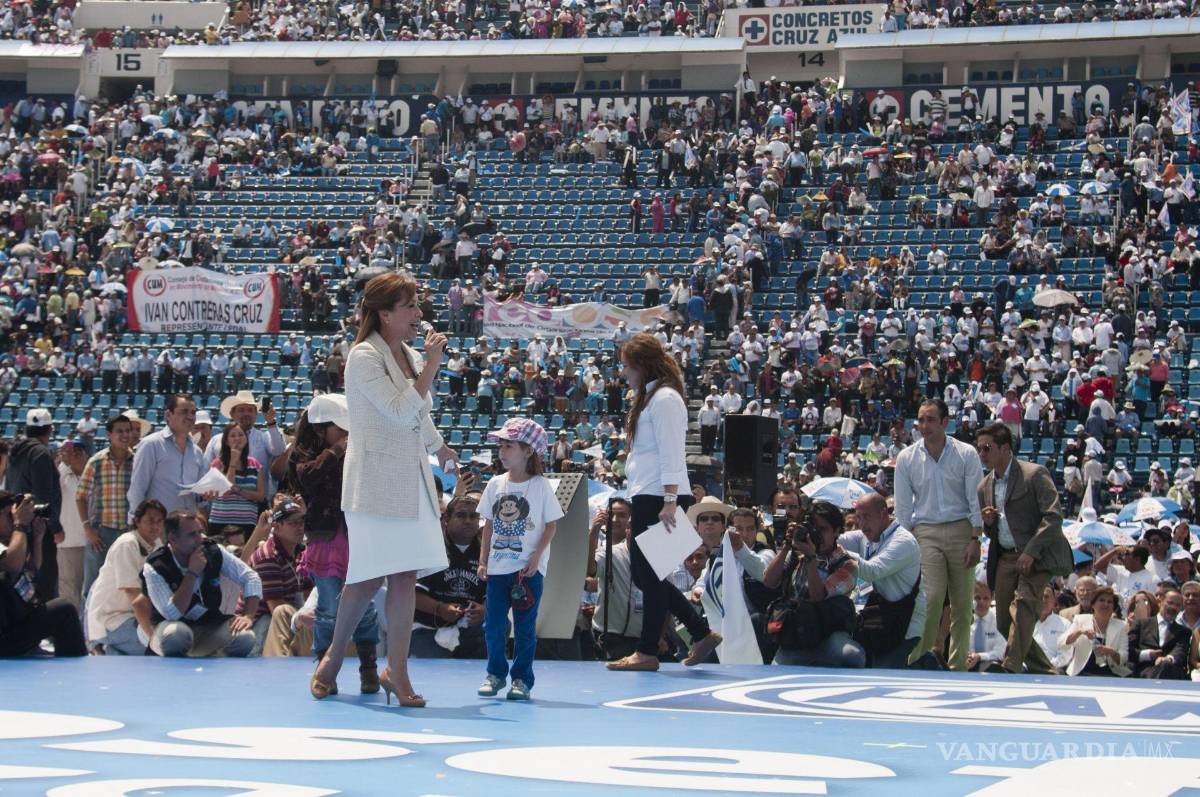 $!La panista, Josefina Vazquez Mota, recibio su constancia que la acredita como candidata a la Presidencia de la República en marzo de 2012. El evento fue recordado por la evidente inasistencia de la militancia. | Foto: Cuartoscuro