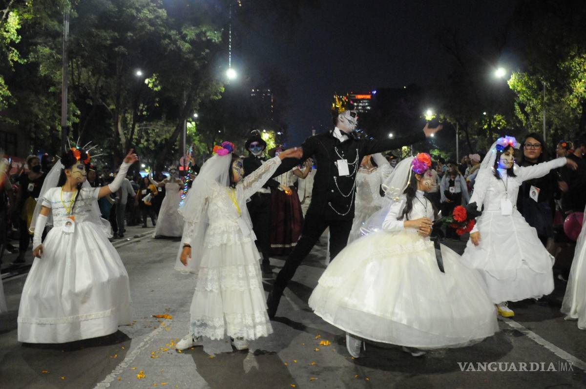 $!Miles de personas participaron en la Mega Procesión de Catrinas 2022 la cual partió del Ángel de la Independencia rumbo al Zócalo.