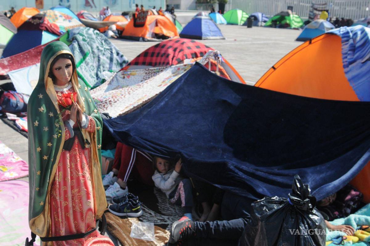 $!Previo a la conmemoración del aniversario 491 de la aparición de la Virgen de Guadalupe, cientos de peregrinos continúan arribando a la Basílica.