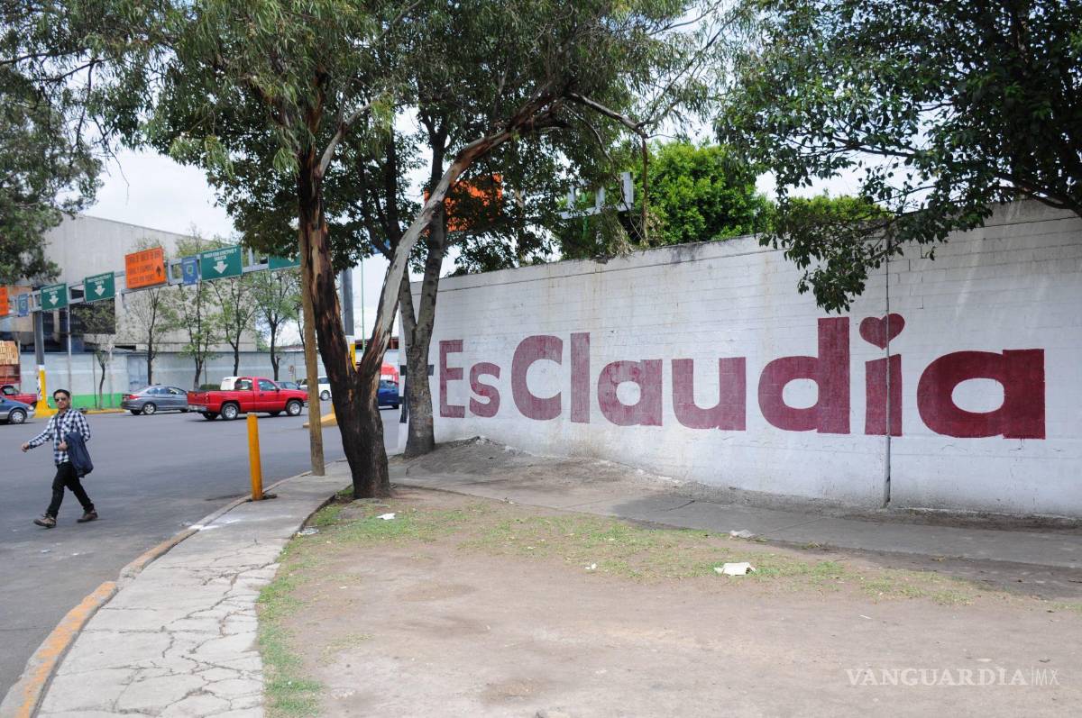 $!Claudia Sheinbaum ha sido señalada por actos anticipados de campaña con la pinta de bardas y contratación de anuncios espectaculares.