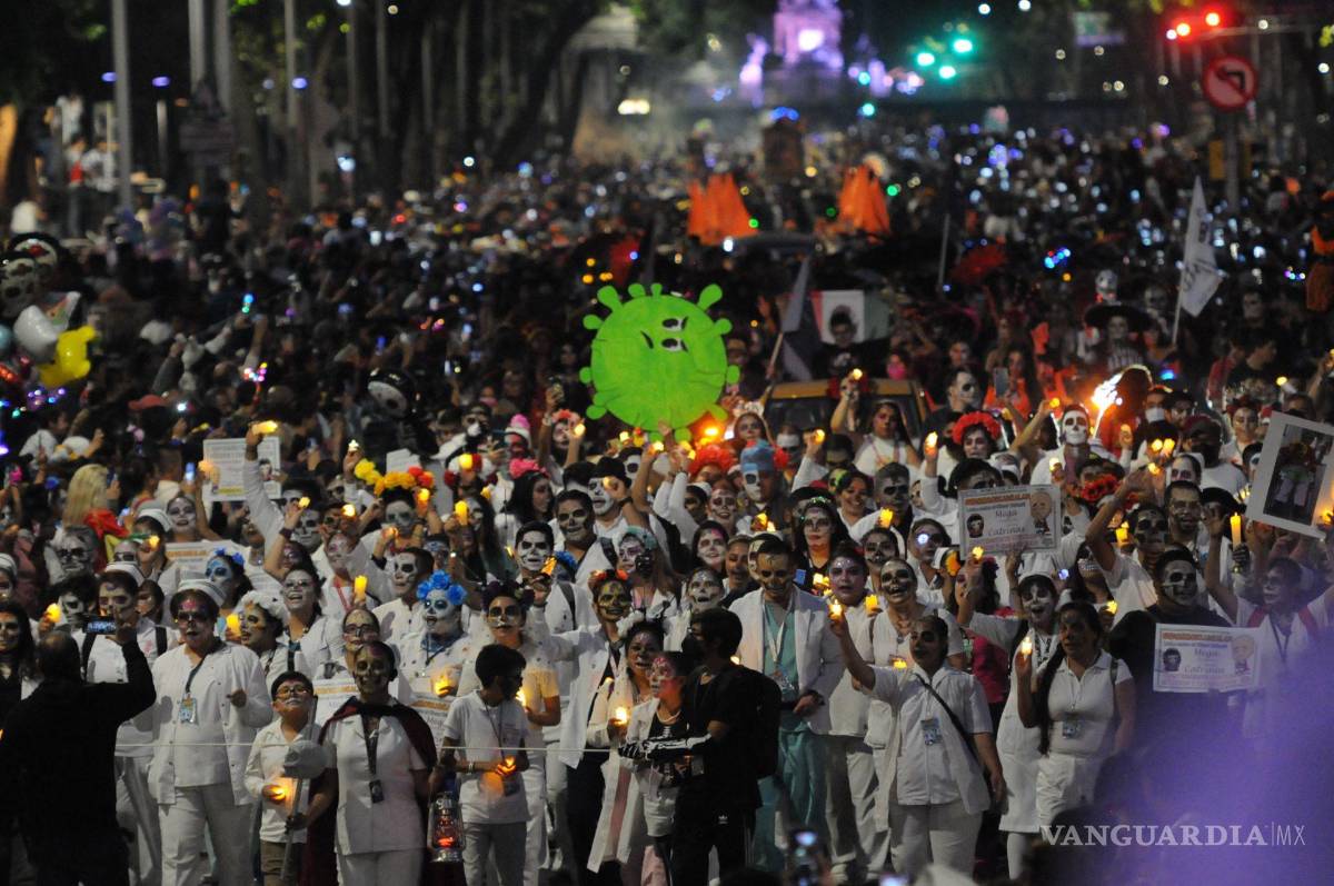 $!Miles de personas participaron en la Mega Procesión de Catrinas 2022 la cual partió del Ángel de la Independencia rumbo al Zócalo.