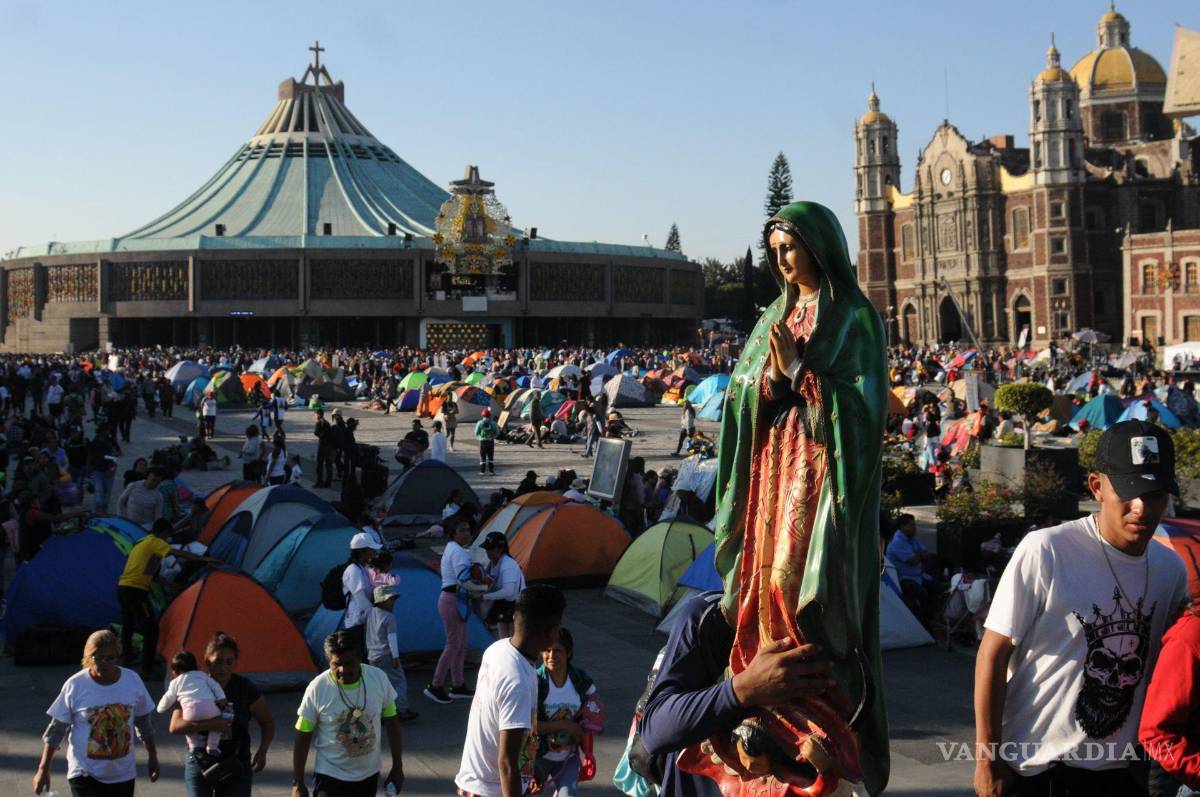 $!Previo a la conmemoración del aniversario 491 de la aparición de la Virgen de Guadalupe, cientos de peregrinos continúan arribando a la Basílica.