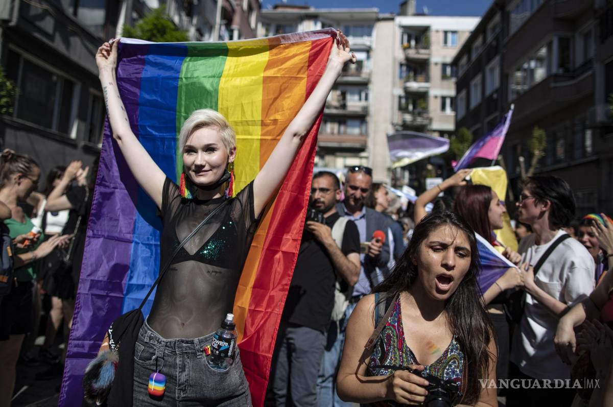 $!Los miembros y simpatizantes de la comunidad LGBT en la Marcha del Orgullo Gay de Estambul, en Estambul.
