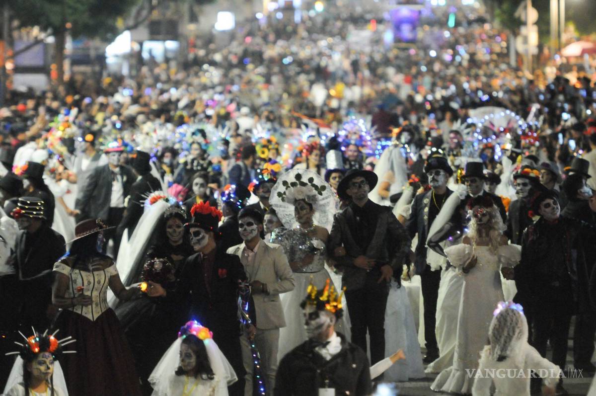 $!Miles de personas participaron en la Mega Procesión de Catrinas 2022 la cual partió del Ángel de la Independencia rumbo al Zócalo.